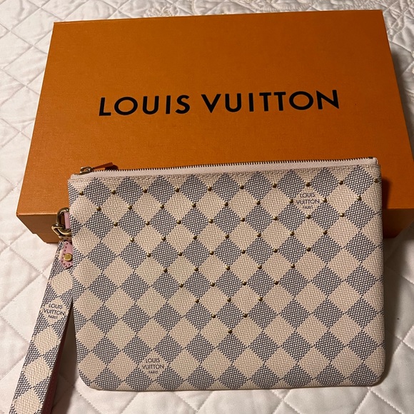 LOUIS VUITTON CITY POUCH WITH WRISTLET - Picture 7 of 16